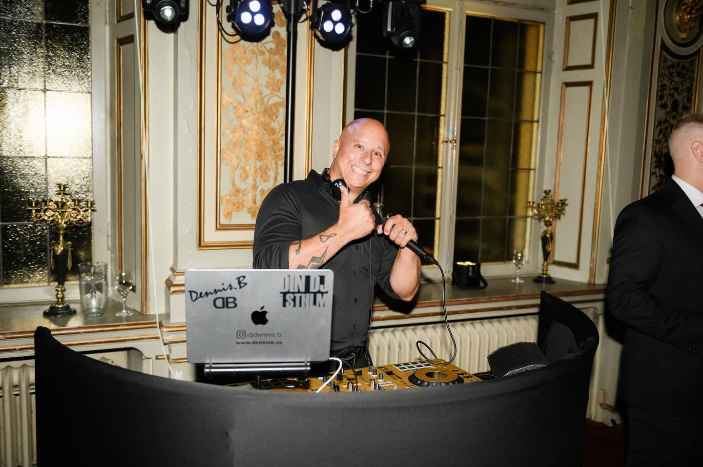 Dennis vid DJ-båset under en spelning i Stockholm